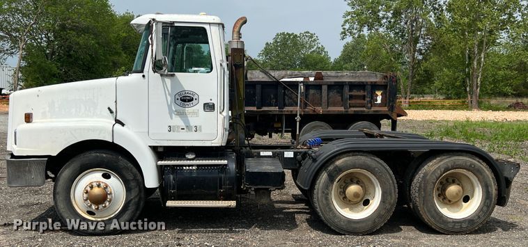 image for item LG9156 1994 White GMC WG Series  semi truck