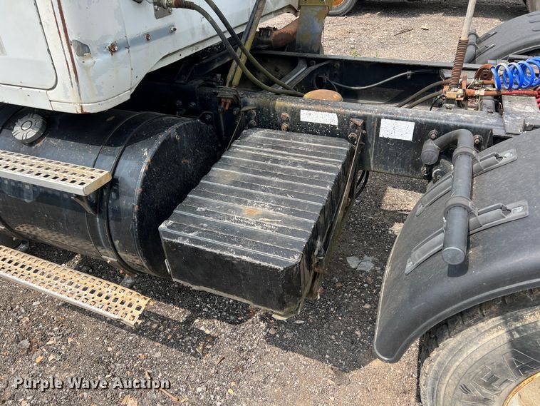 image for item LG9156 1994 White GMC WG Series  semi truck