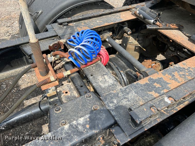 image for item LG9156 1994 White GMC WG Series  semi truck