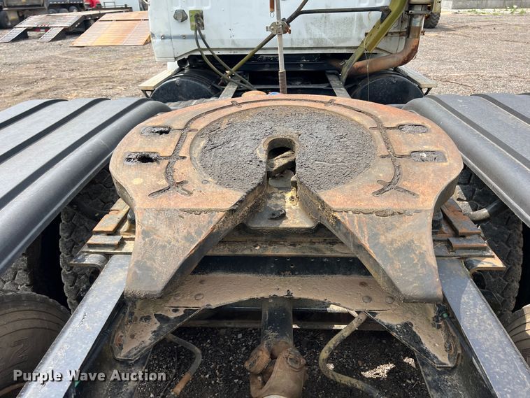 image for item LG9156 1994 White GMC WG Series  semi truck