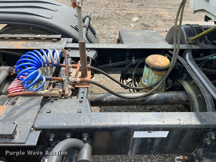 image for item LG9156 1994 White GMC WG Series  semi truck