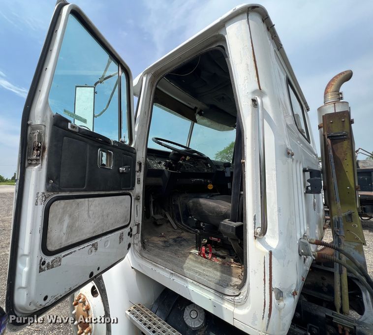 image for item LG9156 1994 White GMC WG Series  semi truck