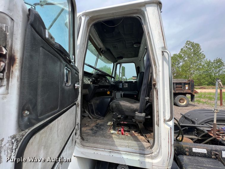 image for item LG9156 1994 White GMC WG Series  semi truck