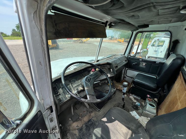 image for item LG9156 1994 White GMC WG Series  semi truck