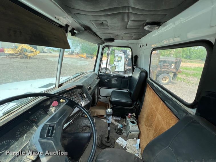 image for item LG9156 1994 White GMC WG Series  semi truck