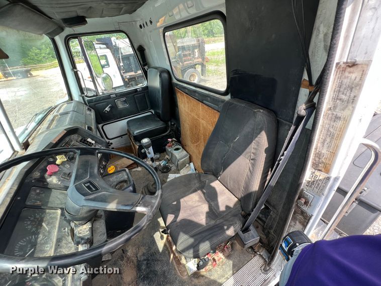 image for item LG9156 1994 White GMC WG Series  semi truck