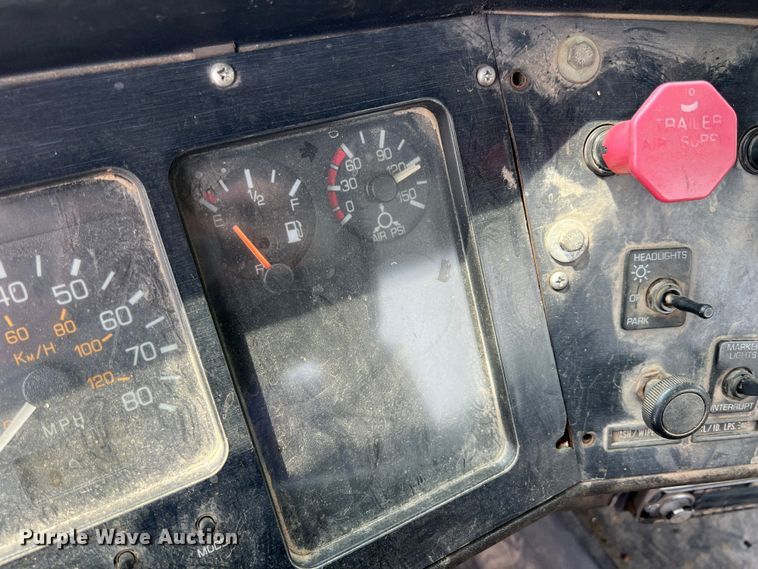 image for item LG9156 1994 White GMC WG Series  semi truck