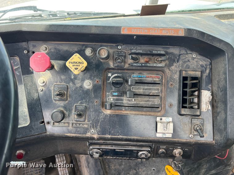 image for item LG9156 1994 White GMC WG Series  semi truck