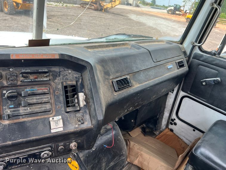 image for item LG9156 1994 White GMC WG Series  semi truck