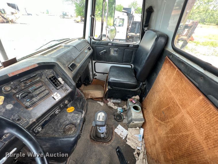 image for item LG9156 1994 White GMC WG Series  semi truck