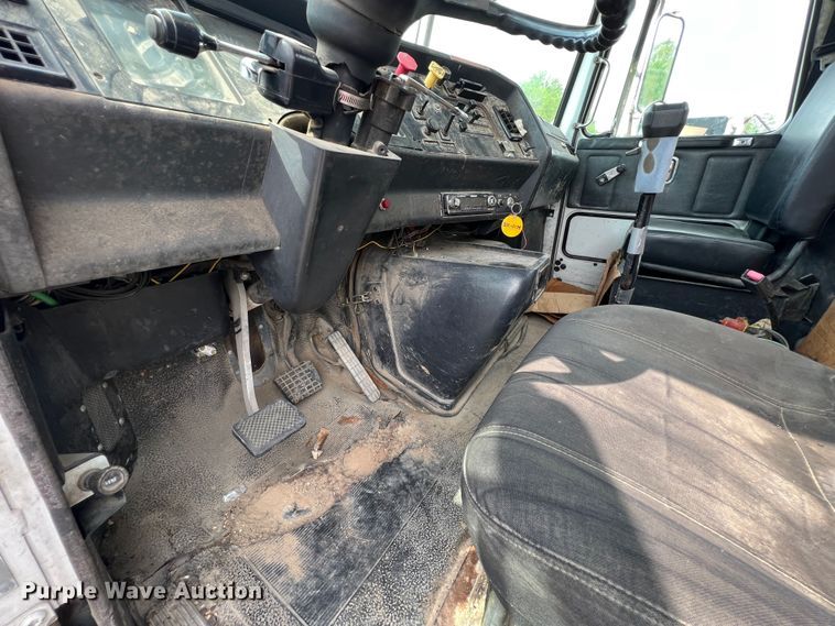 image for item LG9156 1994 White GMC WG Series  semi truck