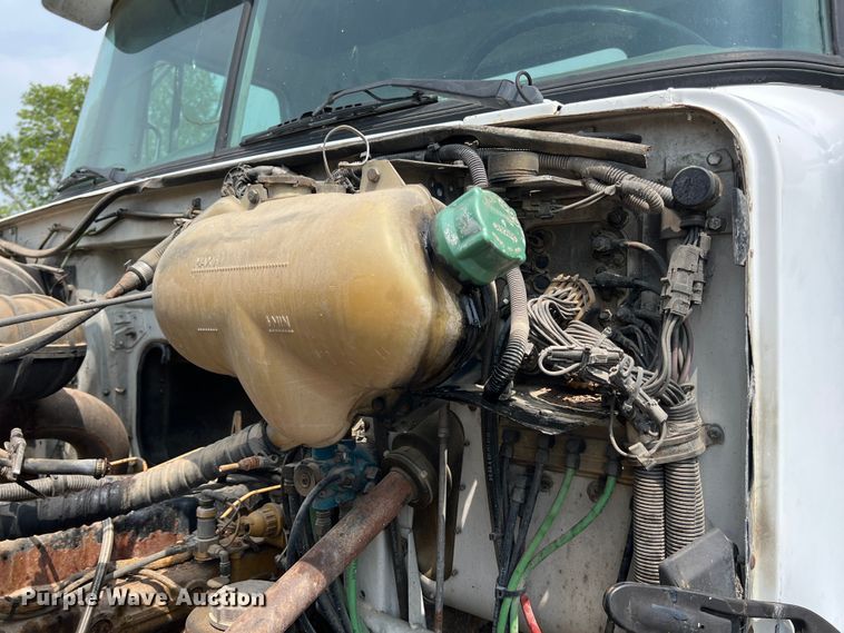 image for item LG9156 1994 White GMC WG Series  semi truck