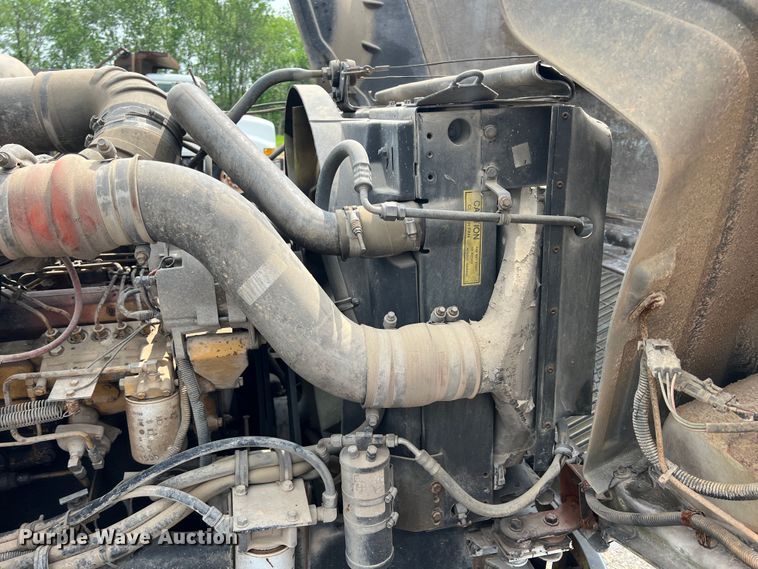 image for item LG9156 1994 White GMC WG Series  semi truck