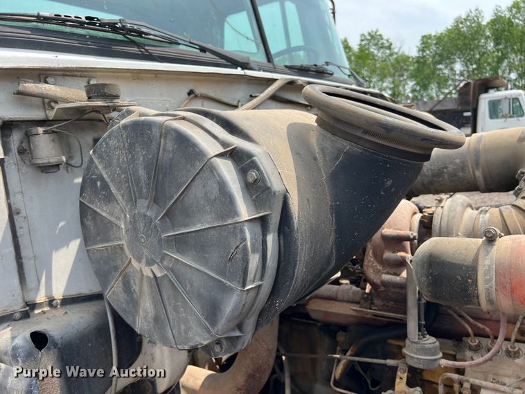 image for item LG9156 1994 White GMC WG Series  semi truck