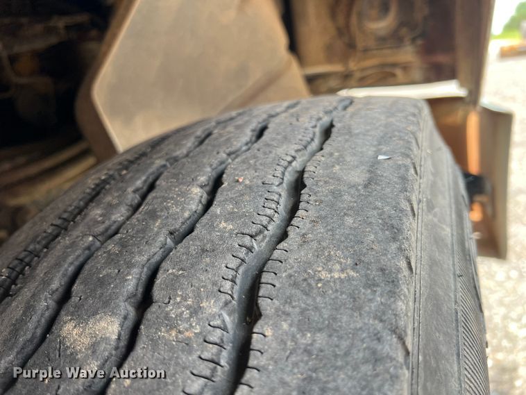 image for item LG9156 1994 White GMC WG Series  semi truck