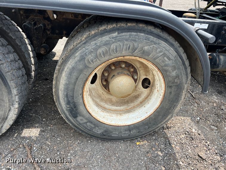 image for item LG9156 1994 White GMC WG Series  semi truck