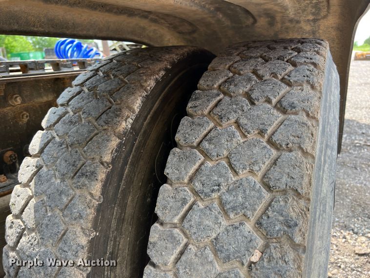 image for item LG9156 1994 White GMC WG Series  semi truck