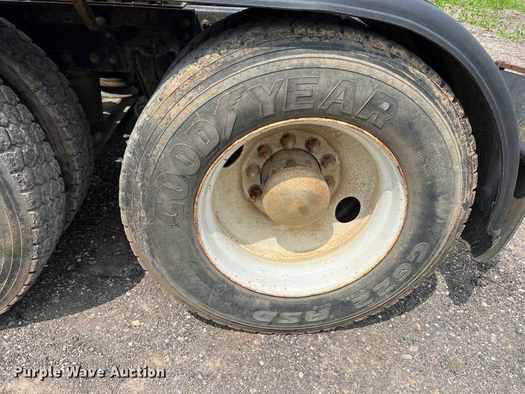 image for item LG9156 1994 White GMC WG Series  semi truck