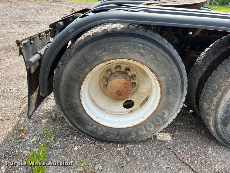 image for item LG9156 1994 White GMC WG Series  semi truck