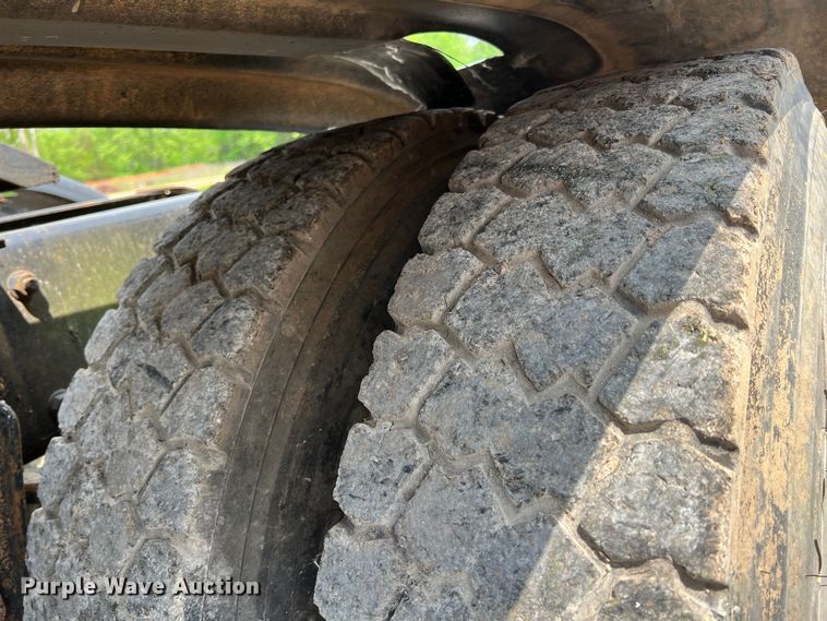 image for item LG9156 1994 White GMC WG Series  semi truck