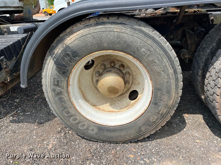 image for item LG9156 1994 White GMC WG Series  semi truck