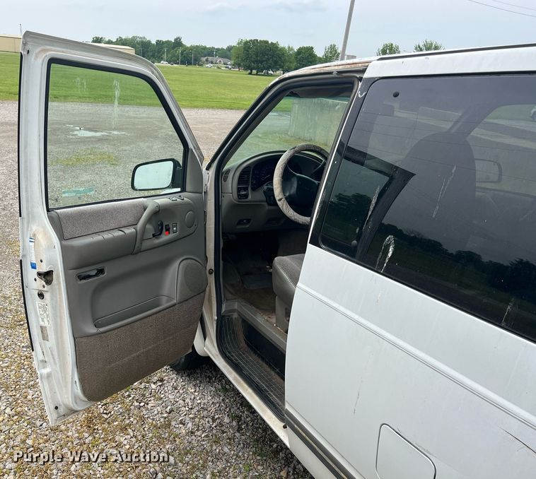 image for item LG9161 1998 GMC Safari  van