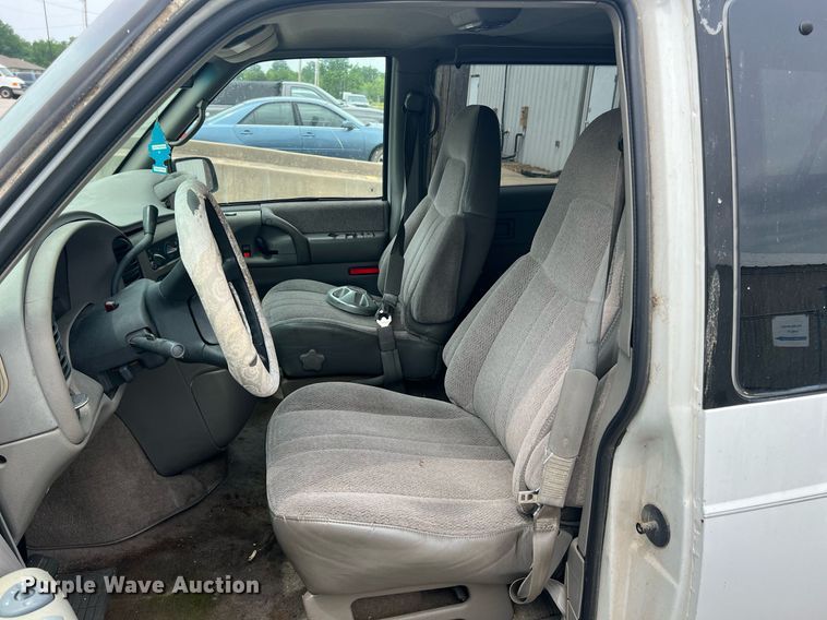 image for item LG9161 1998 GMC Safari  van