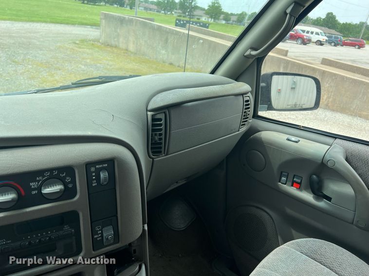 image for item LG9161 1998 GMC Safari  van