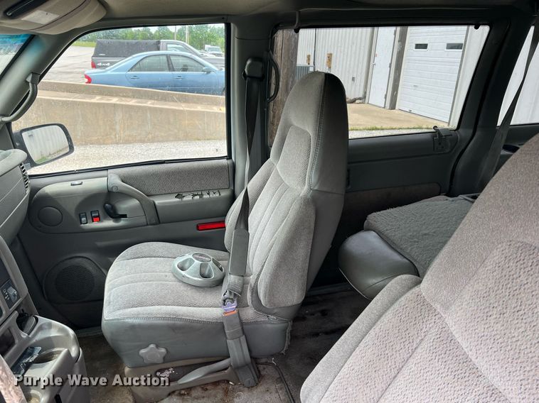 image for item LG9161 1998 GMC Safari  van