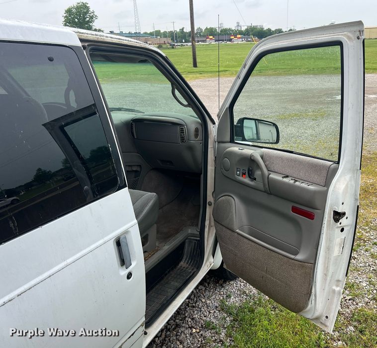 image for item LG9161 1998 GMC Safari  van