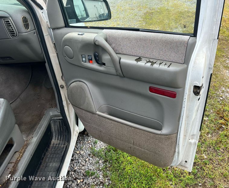 image for item LG9161 1998 GMC Safari  van