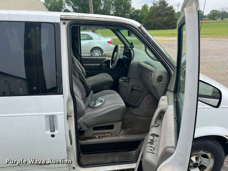 image for item LG9161 1998 GMC Safari  van