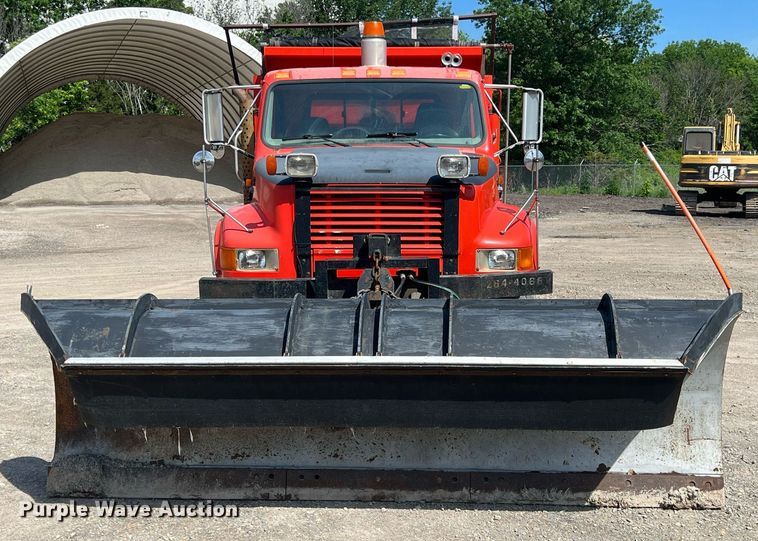 image for item LG9206 1997 International 4900  dump truck