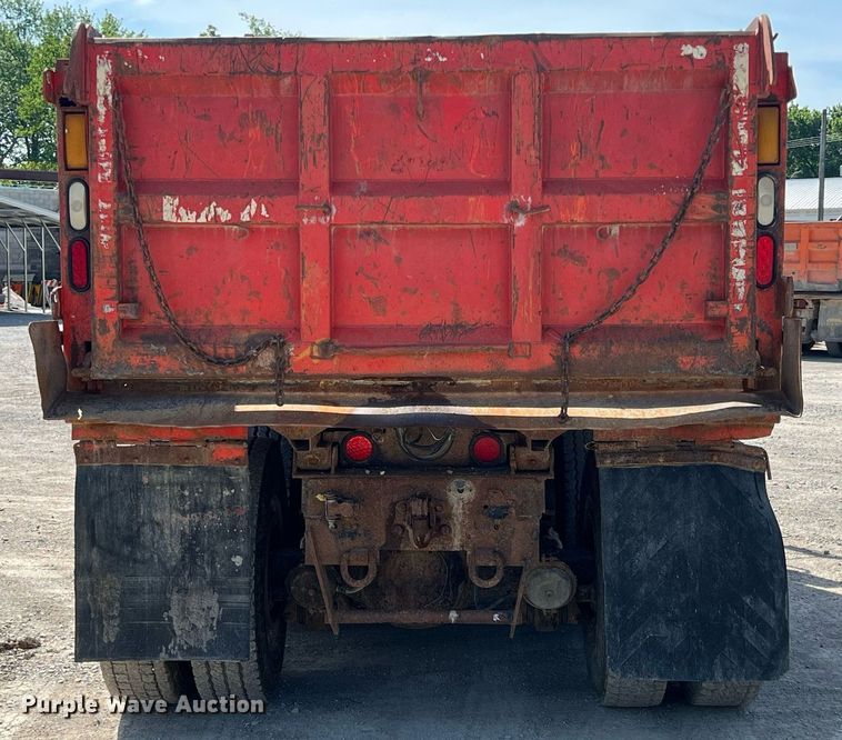 image for item LG9206 1997 International 4900  dump truck