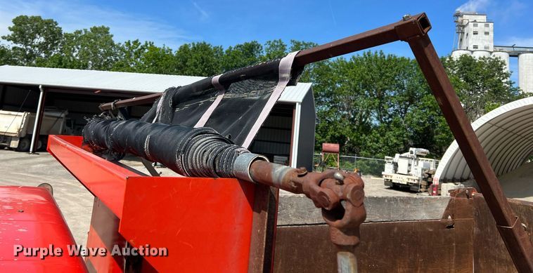 image for item LG9206 1997 International 4900  dump truck