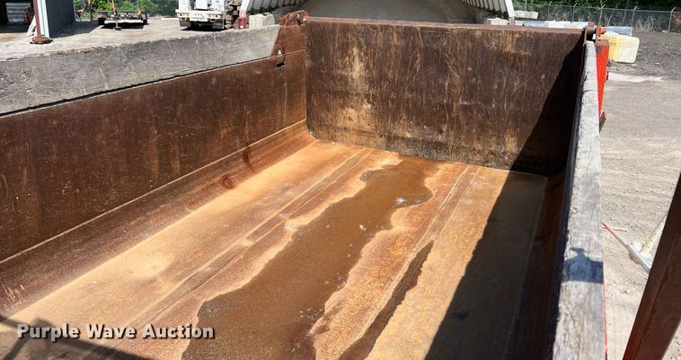 image for item LG9206 1997 International 4900  dump truck