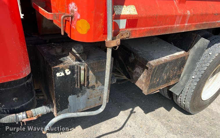 image for item LG9206 1997 International 4900  dump truck