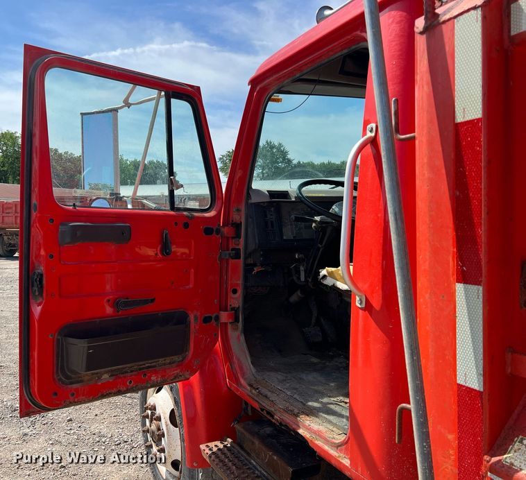 image for item LG9206 1997 International 4900  dump truck