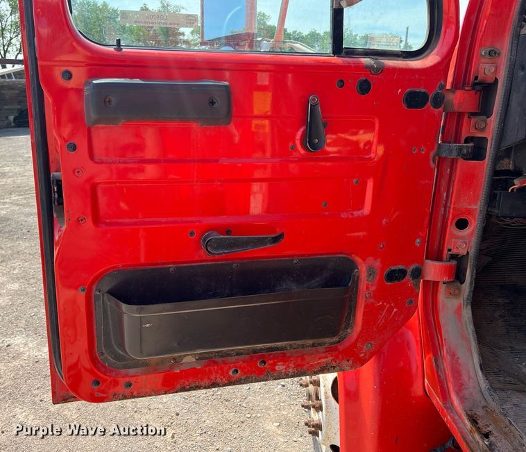 image for item LG9206 1997 International 4900  dump truck