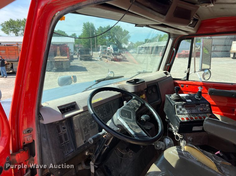 image for item LG9206 1997 International 4900  dump truck