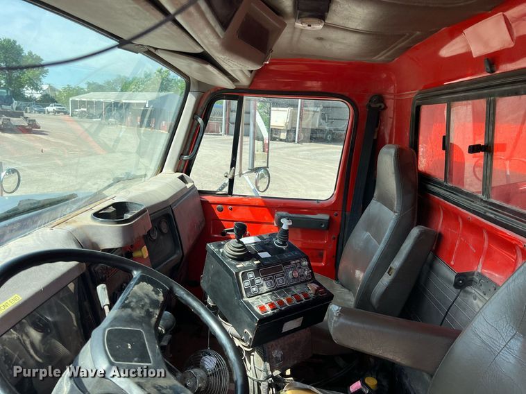 image for item LG9206 1997 International 4900  dump truck