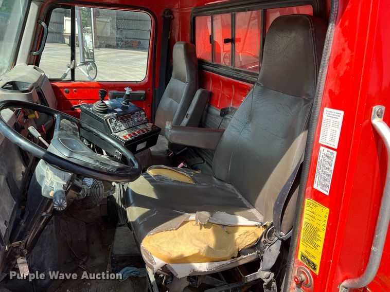 image for item LG9206 1997 International 4900  dump truck