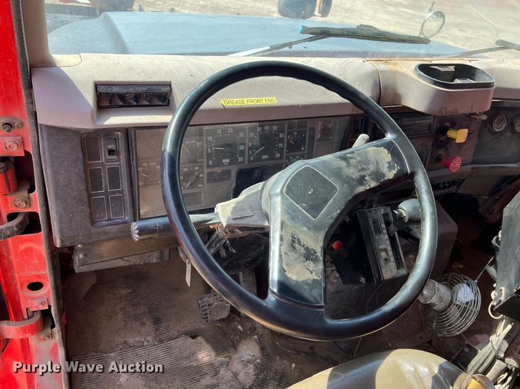 image for item LG9206 1997 International 4900  dump truck