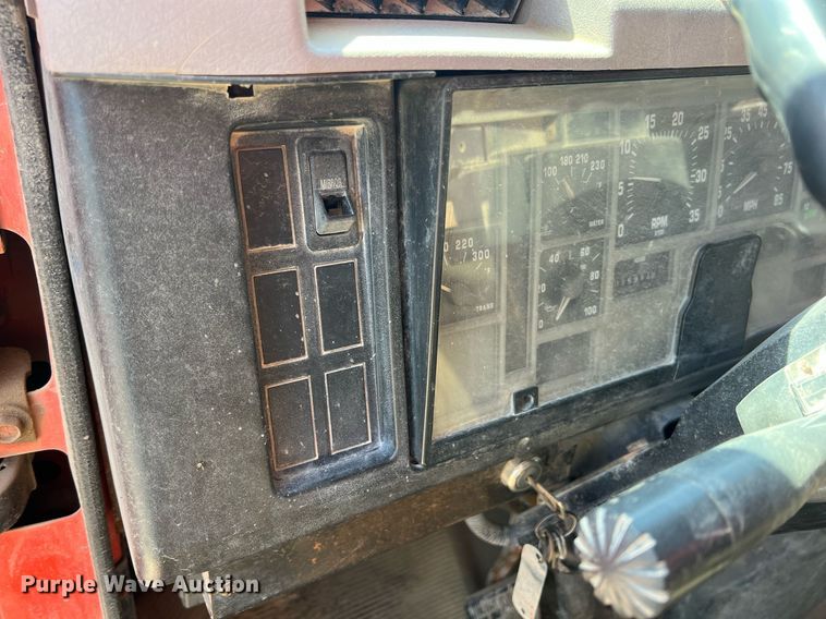 image for item LG9206 1997 International 4900  dump truck