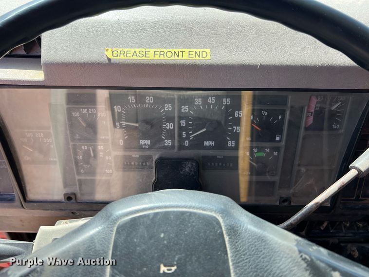 image for item LG9206 1997 International 4900  dump truck