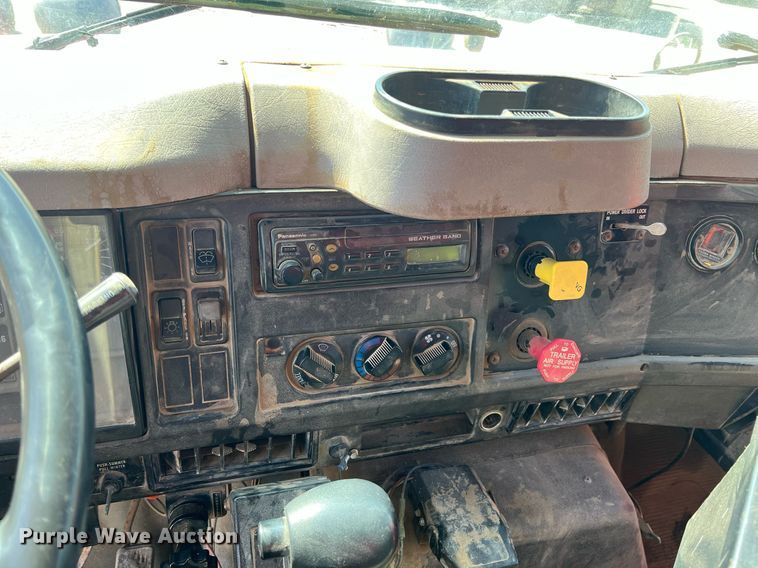 image for item LG9206 1997 International 4900  dump truck