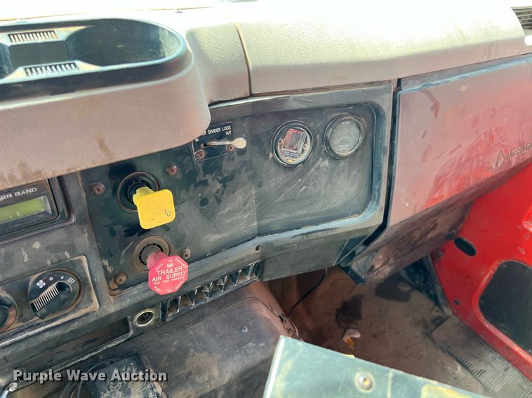 image for item LG9206 1997 International 4900  dump truck