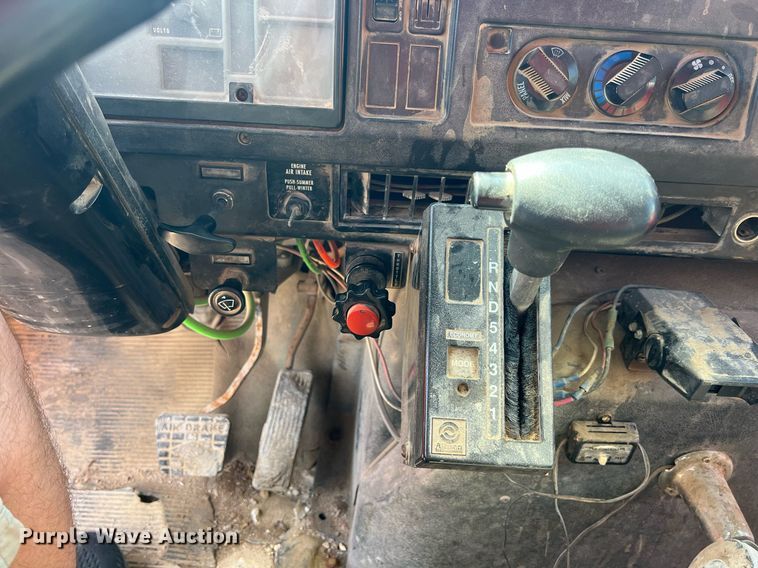 image for item LG9206 1997 International 4900  dump truck