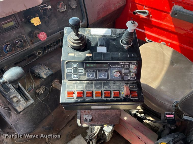 image for item LG9206 1997 International 4900  dump truck