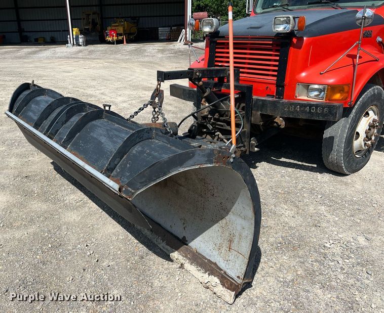 image for item LG9206 1997 International 4900  dump truck